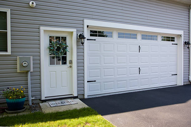 24/7 Emergency Garage Door Panel Replacement experts in Blossom, TX